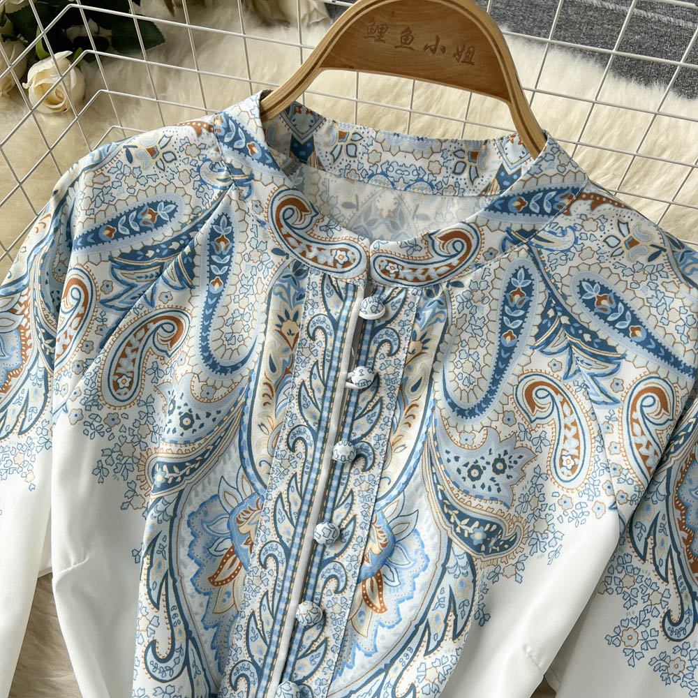 A-liniowa sukienka z kwiatowym wzorem i taliowanym paskiem