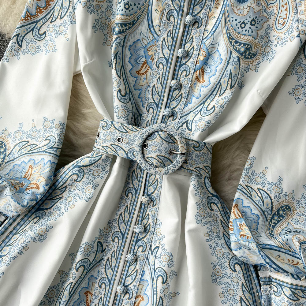 A-liniowa sukienka z kwiatowym wzorem i taliowanym paskiem