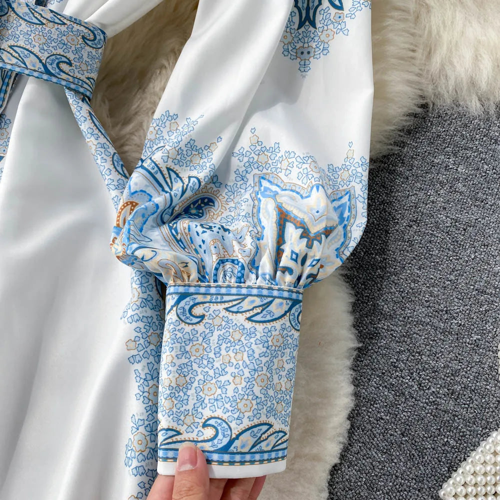 A-liniowa sukienka z kwiatowym wzorem i taliowanym paskiem