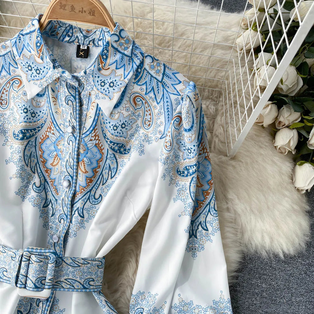 A-liniowa sukienka z kwiatowym wzorem i taliowanym paskiem