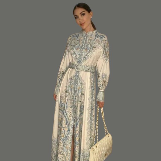 A-liniowa sukienka z kwiatowym wzorem i taliowanym paskiem