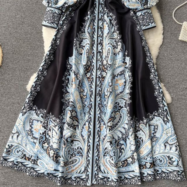 A-liniowa sukienka z kwiatowym wzorem i taliowanym paskiem