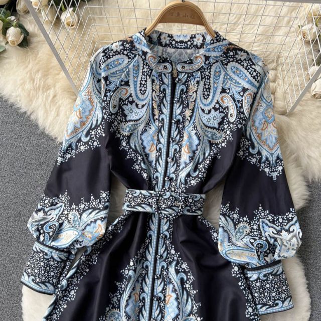 A-liniowa sukienka z kwiatowym wzorem i taliowanym paskiem