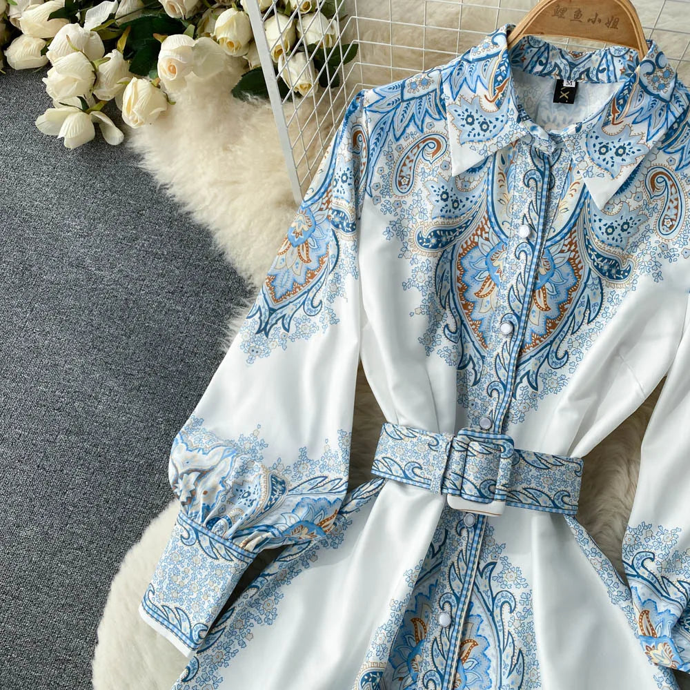 A-liniowa sukienka z kwiatowym wzorem i taliowanym paskiem