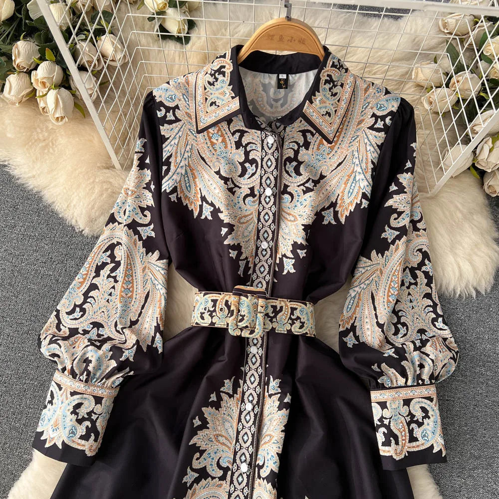 A-liniowa sukienka z kwiatowym wzorem i taliowanym paskiem