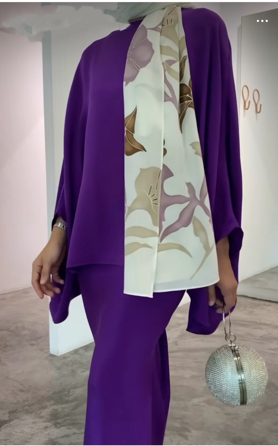 Asya - Sukienka z Ameryki z Perłowymi Ozdobami