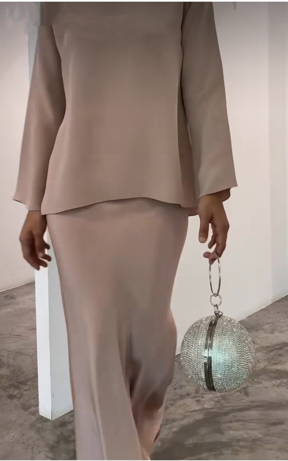 Asya - Sukienka z Ameryki z Perłowymi Ozdobami